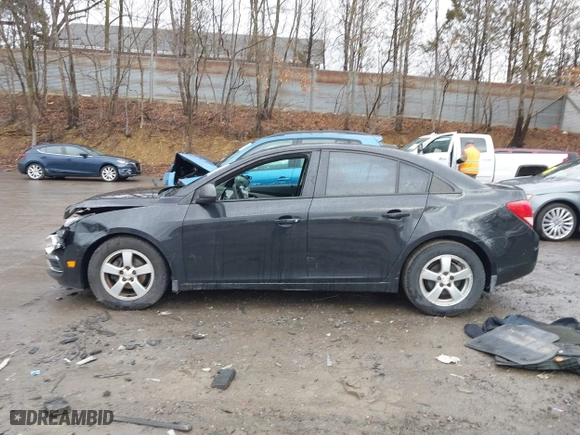 2015 Chevrolet Cruze LS with VIN 1G1PA5SG8F7280830, listed as a IAAI auction lot 41711433 with 87,715 mi miles. Bid and sale history available at carsss.com. Image 15.