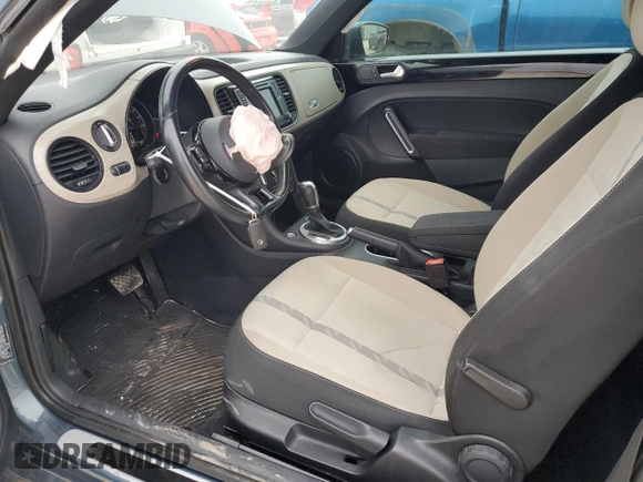 2018 Volkswagen Beetle S z VIN 3VWFD7AT5JM704416, wystawiony jako Copart lot #45387895 z przebiegiem 51 601 mil mil oraz Czysty tytuł • Clean title. Historia ofert i sprzedaży dostępna na DreamBid. Obrazek 7.