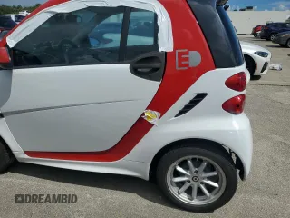 2014 Smart fortwo Passion z VIN WMEEJ9AA6EK782087, wystawiony jako Copart lot #73883554 z przebiegiem Nie podano mil oraz Nie do naprawy • Non repairable. Historia ofert i sprzedaży dostępna na DreamBid. Obrazek 12.