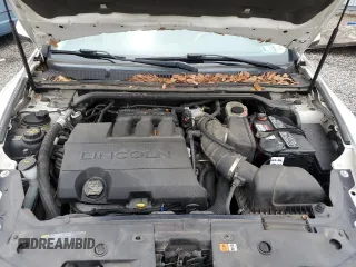 2011 Lincoln MKS z VIN 1LNHL9DRXBG609478, wystawiony jako Copart lot #57226135 z przebiegiem 178 372 mil mil oraz Szkoda całkowita • Salvage title. Historia ofert i sprzedaży dostępna na DreamBid. Obrazek 11.