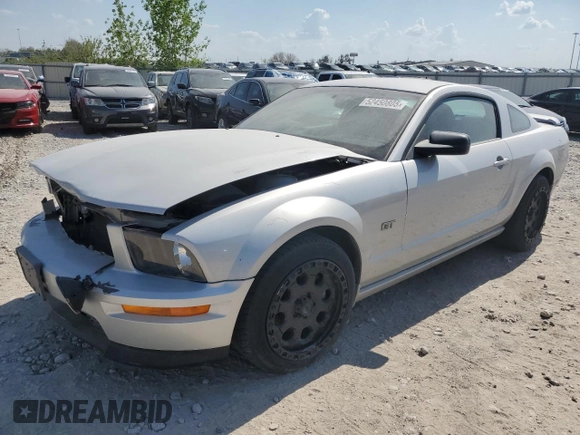 2006 Ford Mustang GT Deluxe z VIN 1ZVFT82H565248899, wystawiony jako Copart lot #52450805 z przebiegiem 166 284 mil mil oraz Czysty tytuł • Clean title. Historia ofert i sprzedaży dostępna na DreamBid. Obrazek 1.