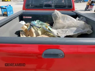 2000 Ford F-350 XL z VIN 1FTSX31F5YEA17061, wystawiony jako Copart lot #61017305 z przebiegiem 162 814 mil mil oraz Czysty tytuł • Clean title. Historia ofert i sprzedaży dostępna na DreamBid. Obrazek 10.