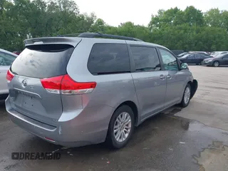 2014 Toyota Sienna XLE z VIN 5TDYK3DC6ES488569, wystawiony jako IAAI lot #42171540 z przebiegiem 97 416 mil mil oraz . Historia ofert i sprzedaży dostępna na DreamBid. Obrazek 4.