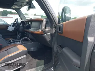2024 Ford Bronco Outer Banks z VIN 1FMDE8BHXRLA40761, wystawiony jako IAAI lot #42704734 z przebiegiem 22 706 mil mil oraz . Historia ofert i sprzedaży dostępna na DreamBid. Obrazek 5.