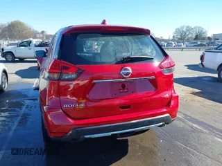 2017 Nissan Rogue SV z VIN 5N1AT2MV6HC818304, wystawiony jako IAAI lot #41828215 z przebiegiem 66 818 mil mil oraz . Historia ofert i sprzedaży dostępna na DreamBid. Obrazek 16.