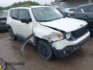 2020 Jeep Renegade Jeepster z VIN ZACNJBAB4LPL39273, wystawiony jako IAAI lot #42468493 z przebiegiem 79 001 mil mil oraz . Historia ofert i sprzedaży dostępna na DreamBid. Obrazek 1.