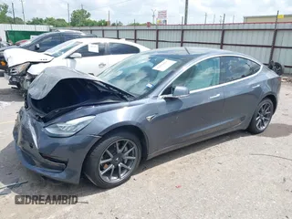 2020 Tesla Model 3 Long Range z VIN 5YJ3E1EB5LF801592, wystawiony jako IAAI lot #42096859 z przebiegiem 68 002 mil mil oraz . Historia ofert i sprzedaży dostępna na DreamBid. Obrazek 17.