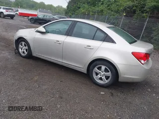 2014 Chevrolet Cruze 1LT z VIN 1G1PC5SB7E7194180, wystawiony jako IAAI lot #42331565 z przebiegiem 78 737 mil mil oraz . Historia ofert i sprzedaży dostępna na DreamBid. Obrazek 3.