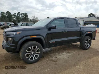 2024 GMC Canyon 4WD AT4 z VIN 1GTP6DEK9R1115363, wystawiony jako Copart lot #48494425 z przebiegiem 14 642 mil mil oraz Czysty tytuł • Clean title. Historia ofert i sprzedaży dostępna na DreamBid. Obrazek 1.