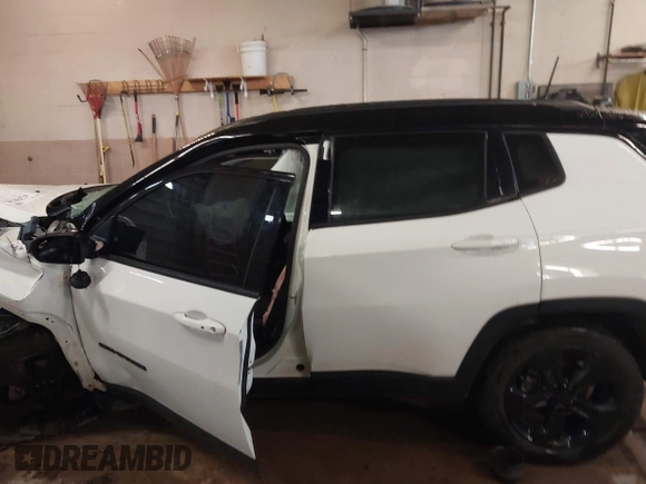 2021 Jeep Compass Latitude z VIN 3C4NJDBB8MT530881, wystawiony jako IAAI lot #42159145 z przebiegiem Nie podano mil oraz . Historia ofert i sprzedaży dostępna na DreamBid. Obrazek 13.
