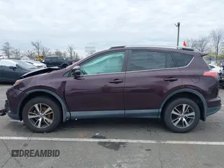 2018 Toyota RAV4 XLE with VIN 2T3RFREV5JW811742, listed as a IAAI auction lot 42030276 with 58,034 mi miles. Bid and sale history available at carsss.com. Image 14.