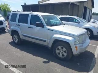2009 Jeep Liberty Sport z VIN 1J8GN28K79W540935, wystawiony jako IAAI lot #42213470 z przebiegiem 150 572 mil mil oraz . Historia ofert i sprzedaży dostępna na DreamBid. Obrazek 1.