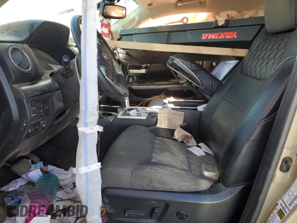 2018 Toyota Tundra SR5 z VIN 5TFDW5F11JX771458, wystawiony jako Copart lot #49687745 z przebiegiem 129 964 mil mil oraz Szkoda całkowita • Salvage title. Historia ofert i sprzedaży dostępna na DreamBid. Obrazek 7.