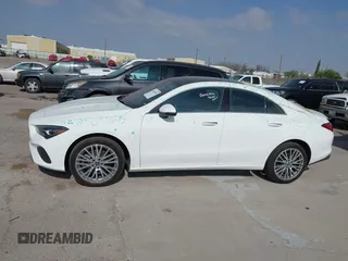 2025 Mercedes-Benz CLA 250 z VIN W1K5J4GB6SN522418, wystawiony jako IAAI lot #42428796 z przebiegiem 14 463 mil mil oraz . Historia ofert i sprzedaży dostępna na DreamBid. Obrazek 14.