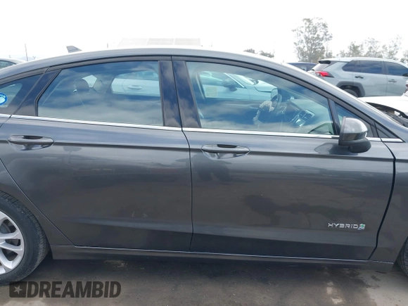 2019 Ford Fusion SE with VIN 3FA6P0LUXKR174476, listed as a IAAI auction lot 42110902 with 33,260 mi miles and . Bid and sale history available at DreamBid. Image 13.