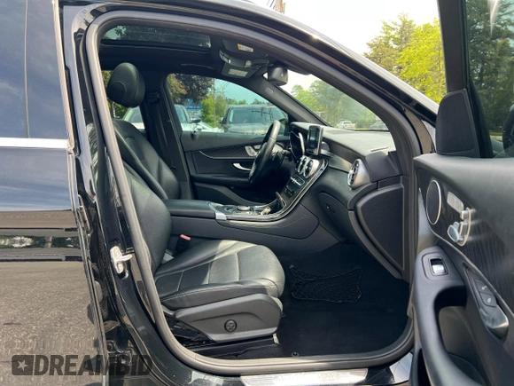 2017 Mercedes-Benz GLC 300 z VIN WDC0G4JB4HV010669, wystawiony jako Copart lot #58984365 z przebiegiem 141 073 mil mil oraz Tytuł czysty. Historia ofert i sprzedaży dostępna na DreamBid. Obrazek 5.