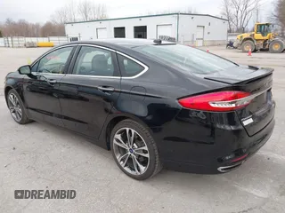 2017 Ford Fusion Titanium z VIN 3FA6P0K98HR200272, wystawiony jako IAAI lot #41905017 z przebiegiem 104 132 mil mil oraz . Historia ofert i sprzedaży dostępna na DreamBid. Obrazek 3.