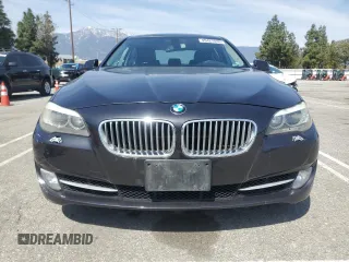2011 BMW 5 Series 550i z VIN WBAFR9C5XBC618310, wystawiony jako Copart lot #49427835 z przebiegiem 84 936 mil mil oraz Szkoda całkowita • Salvage title. Historia ofert i sprzedaży dostępna na DreamBid. Obrazek 5.
