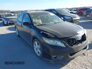 2011 Toyota Camry LE z VIN 4T1BF3EK8BU730278, wystawiony jako IAAI lot #41807061 z przebiegiem 227 339 mil mil oraz . Historia ofert i sprzedaży dostępna na DreamBid. Obrazek 1.
