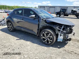 2018 Toyota C-HR XLE z VIN NMTKHMBXXJR046516, wystawiony jako Copart lot #53486395 z przebiegiem 95 741 mil mil oraz Czysty tytuł • Clean title. Historia ofert i sprzedaży dostępna na DreamBid. Obrazek 4.