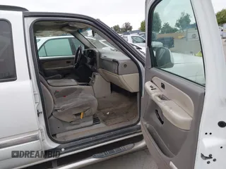 2002 GMC Yukon SLT with VIN 1GKEC13T02R313772, listed as a IAAI auction lot 42131289 with 215,164 mi miles. Bid and sale history available at carsss.com. Image 5.