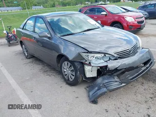 2005 Toyota Camry STD z VIN 4T1BE32K25U585606, wystawiony jako IAAI lot #42202199 z przebiegiem 210 448 mil mil oraz . Historia ofert i sprzedaży dostępna na DreamBid. Obrazek 1.