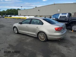 2015 Volkswagen Jetta SE z VIN 3VWD17AJ3FM232299, wystawiony jako Copart lot #57252465 z przebiegiem 128 882 mil mil oraz Szkoda całkowita • Salvage title. Historia ofert i sprzedaży dostępna na DreamBid. Obrazek 2.