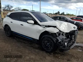 2024 BMW iX xDrive50 z VIN WB523CF02RCS04556, wystawiony jako Copart lot #46817195 z przebiegiem 7 915 mil mil oraz Czysty tytuł • Clean title. Historia ofert i sprzedaży dostępna na DreamBid. Obrazek 4.