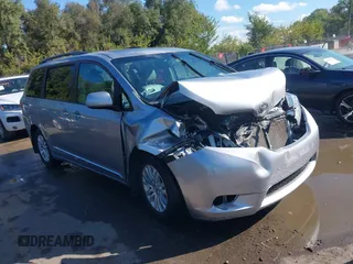 2016 Toyota Sienna XLE z VIN 5TDYK3DC5GS719125, wystawiony jako IAAI lot #40354505 z przebiegiem 107 665 mil mil oraz . Historia ofert i sprzedaży dostępna na DreamBid. Obrazek 1.