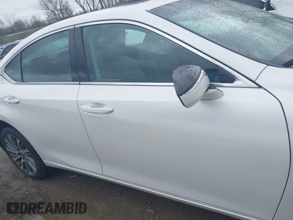 2019 Lexus ES with VIN 58ABZ1B1XKU010853, listed as a IAAI auction lot 42025744 with 42,416 mi miles. Bid and sale history available at carsss.com. Image 13.
