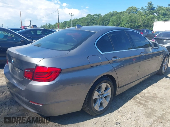 2013 BMW 5 Series 528i xDrive z VIN WBAXH5C51DD106951, wystawiony jako IAAI lot #42706710 z przebiegiem 103 802 mil mil oraz . Historia ofert i sprzedaży dostępna na DreamBid. Obrazek 4.
