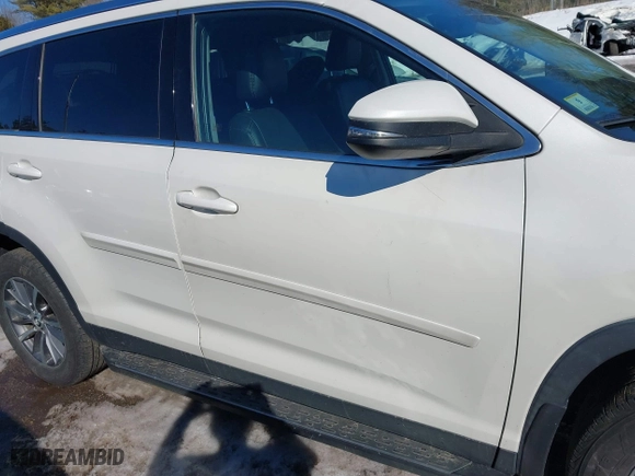 2019 Toyota Highlander SE with VIN 5TDJZRFH2KS623101, listed as a IAAI auction lot 41676210 with 65,697 mi miles. Bid and sale history available at carsss.com. Image 14.