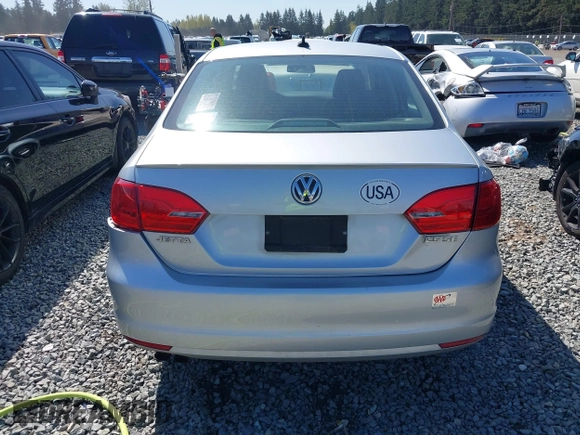 2013 Volkswagen Jetta SE z VIN 3VWDP7AJ0DM447943, wystawiony jako IAAI lot #42021858 z przebiegiem 127 083 mil mil oraz . Historia ofert i sprzedaży dostępna na DreamBid. Obrazek 16.