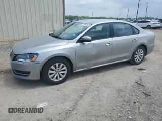 2014 Volkswagen Passat S z VIN 1VWAT7A32EC100133, wystawiony jako Copart lot #54626025 z przebiegiem 120 304 mil mil oraz Czysty tytuł • Clean title. Historia ofert i sprzedaży dostępna na DreamBid. Obrazek 1.