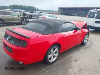 2013 Ford Mustang V6 z VIN 1ZVBP8EM4D5221864, wystawiony jako IAAI lot #42525497 z przebiegiem 130 482 mil mil oraz . Historia ofert i sprzedaży dostępna na DreamBid. Obrazek 4.