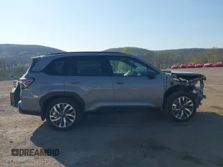 2025 Subaru Forester Touring с VIN JF2SLDTCXSH472743, выставлен на аукционе IAAI как лот 42115023 с пробегом 1 247 миль миль и . История ставок и продаж доступна на DreamBid. Изображение 13.