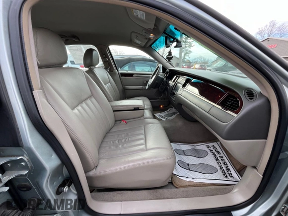 2007 Lincoln Town Car Signature z VIN 1LNHM81V07Y611332, wystawiony jako Copart lot #83524084 z przebiegiem 68 349 mil mil oraz Czysty tytuł • Clean title. Historia ofert i sprzedaży dostępna na DreamBid. Obrazek 5.