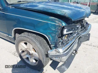 1999 Chevrolet Tahoe Z71 z VIN 1GNEK13R2XJ325602, wystawiony jako IAAI lot #41590107 z przebiegiem 204 611 mil mil oraz . Historia ofert i sprzedaży dostępna na DreamBid. Obrazek 12.