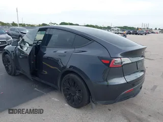 2024 Tesla Model Y z VIN 7SAYGDED3RF041788, wystawiony jako IAAI lot #42644453 z przebiegiem 22 189 mil mil oraz . Historia ofert i sprzedaży dostępna na DreamBid. Obrazek 3.