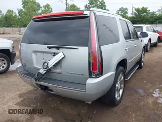 2010 Cadillac Escalade Luxury z VIN 1GYUKBEF8AR133830, wystawiony jako IAAI lot #42283237 z przebiegiem 191 708 mil mil oraz . Historia ofert i sprzedaży dostępna na DreamBid. Obrazek 4.