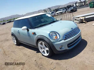 2012 MINI Hardtop z VIN WMWSU3C51CT261434, wystawiony jako IAAI lot #42569468 z przebiegiem 100 930 mil mil oraz . Historia ofert i sprzedaży dostępna na DreamBid. Obrazek 1.