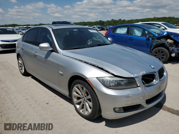 2011 BMW 3 Series 328i xDrive z VIN WBAPK5G50BNN81333, wystawiony jako Copart lot #55957035 z przebiegiem 111 875 mil mil oraz Szkody całkowita. Historia ofert i sprzedaży dostępna na DreamBid. Obrazek 4.