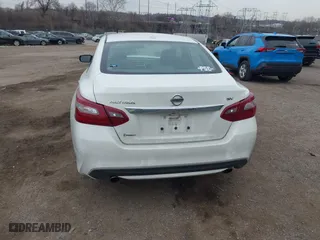 2018 Nissan Altima 2.5 SL with VIN 1N4AL3AP5JC199495, listed as a IAAI auction lot 41665962 with 136,814 mi miles. Bid and sale history available at carsss.com. Image 17.