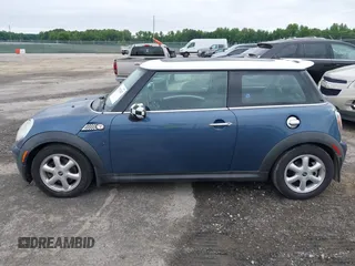 2010 MINI Hardtop z VIN WMWMF3C5XATZ26122, wystawiony jako IAAI lot #42377547 z przebiegiem 198 506 mil mil oraz . Historia ofert i sprzedaży dostępna na DreamBid. Obrazek 13.