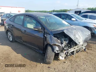 2015 Ford Focus SE z VIN 1FADP3F2XFL214692, wystawiony jako IAAI lot #42126559 z przebiegiem 169 105 mil mil oraz . Historia ofert i sprzedaży dostępna na DreamBid. Obrazek 1.