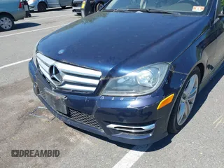 2013 Mercedes-Benz C 300 Sport z VIN WDDGF8AB6DR265878, wystawiony jako IAAI lot #42305750 z przebiegiem 138 585 mil mil oraz . Historia ofert i sprzedaży dostępna na DreamBid. Obrazek 6.