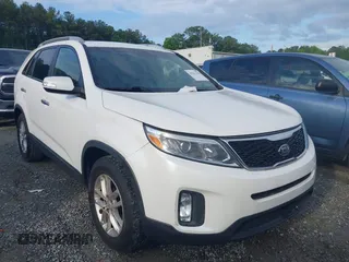 2014 Kia Sorento LX z VIN 5XYKT4A6XEG510402, wystawiony jako IAAI lot #42221322 z przebiegiem 129 387 mil mil oraz . Historia ofert i sprzedaży dostępna na DreamBid. Obrazek 1.