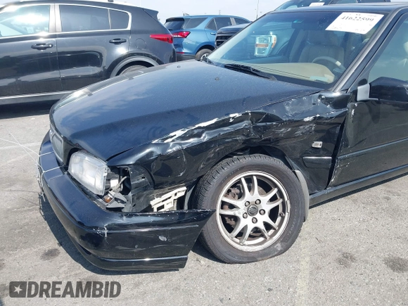 2000 Volvo S70 с VIN YV1LS56D1Y2662615, выставлен на аукционе IAAI как лот 41622599 с пробегом 269 328 миль миль и . История ставок и продаж доступна на DreamBid. Изображение 6.