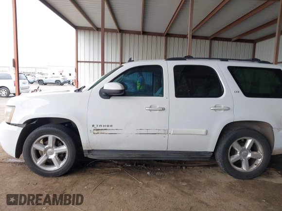 2007 Chevrolet Tahoe LT z VIN 1GNFC13097R131332, wystawiony jako IAAI lot #42113000 z przebiegiem 335 679 mil mil oraz . Historia ofert i sprzedaży dostępna na DreamBid. Obrazek 14.