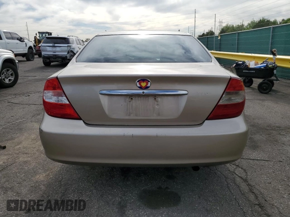 2002 Toyota Camry LE z VIN 4T1BE32K92U524457, wystawiony jako Copart lot #56864365 z przebiegiem 274 760 mil mil oraz Czysty tytuł • Clean title. Historia ofert i sprzedaży dostępna na DreamBid. Obrazek 6.
